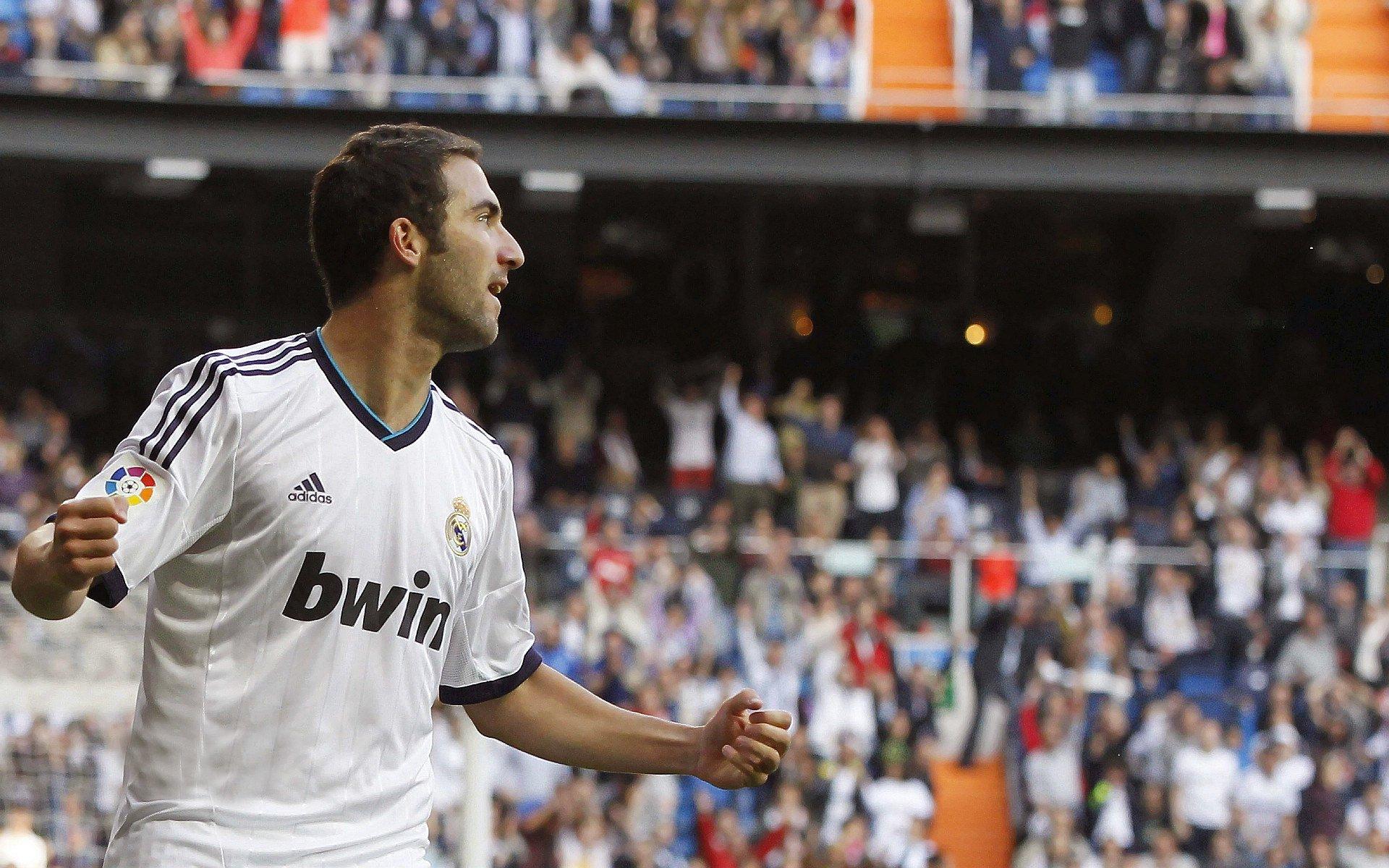 热火总裁莱利表态，仅能提供中产或底薪合同，但期待韦德以球员身份回归迈阿密